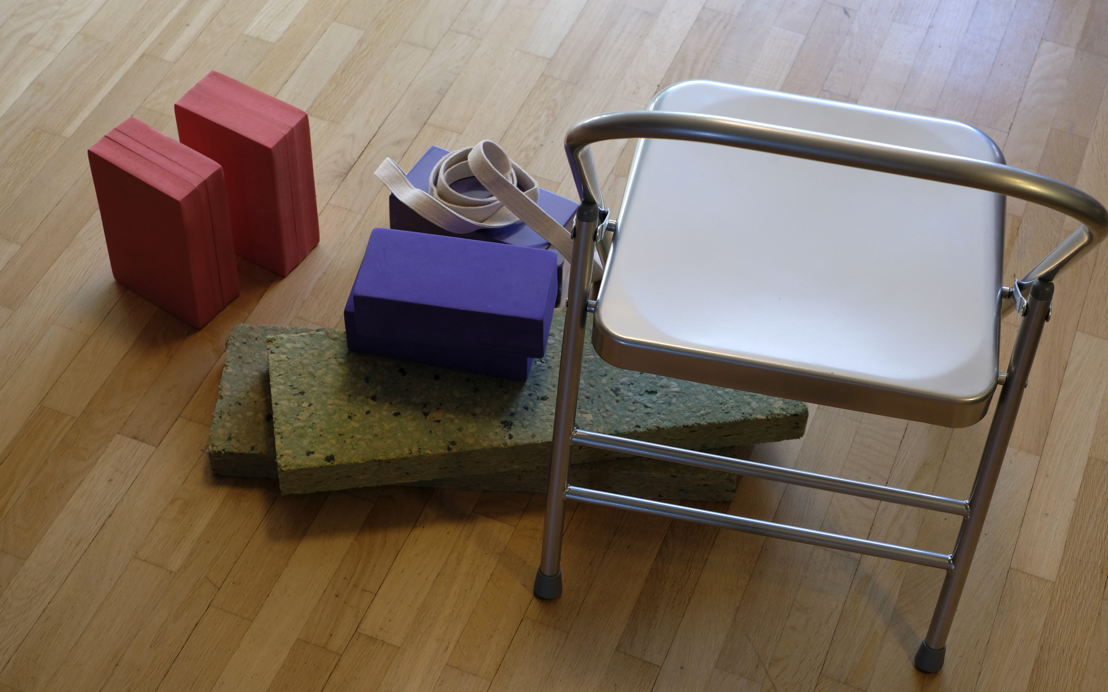 Yogamaterial till salu: stolar, klossar, bälten